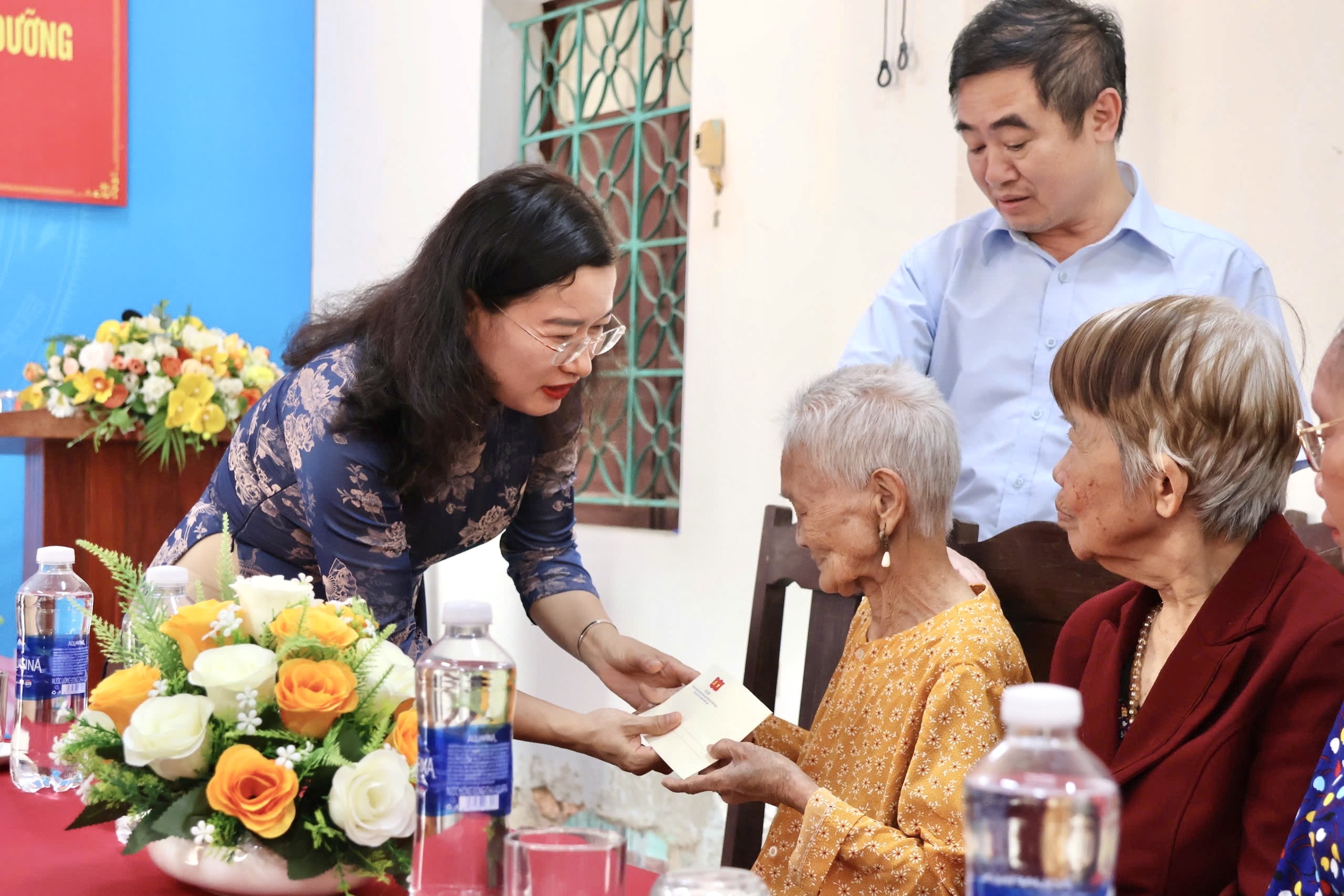 Lãnh đạo tỉnh thăm hỏi và tặng quà tại Trung tâm Điều dưỡng người có công và Bảo trợ xã hội tỉnh Hà Tĩnh