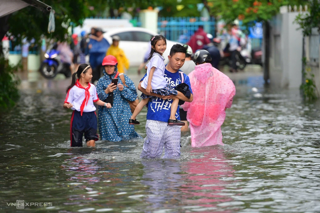 Nguy cơ áp thấp nhiệt đới giữa Biển Đông, miền Trung mưa lớn