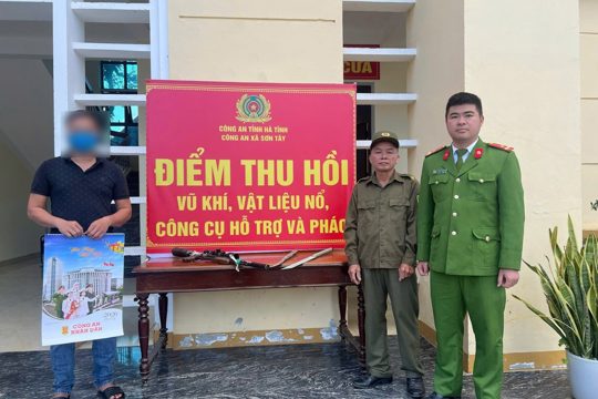 Xã Sơn Tây tăng cường tuyên truyền, vận động Nhân dân giao nộp vũ khí, vật liệu nổ và pháo 