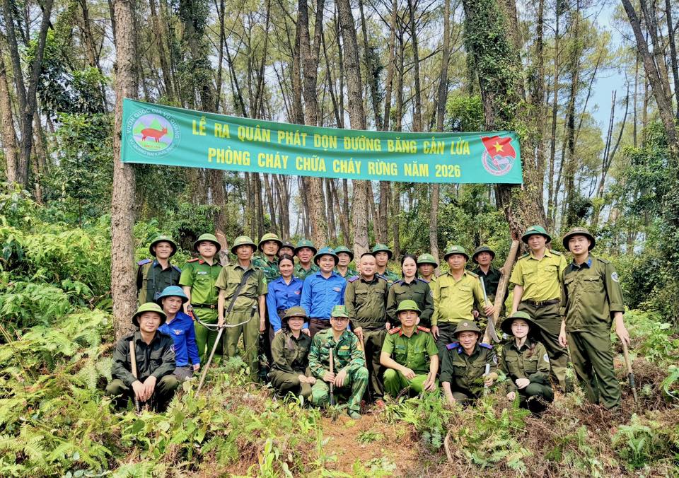 Tuổi trẻ Vườn Quốc gia Vũ Quang ra quân làm đường băng cản lửa, chủ động bảo vệ rừng mùa nắng nóng