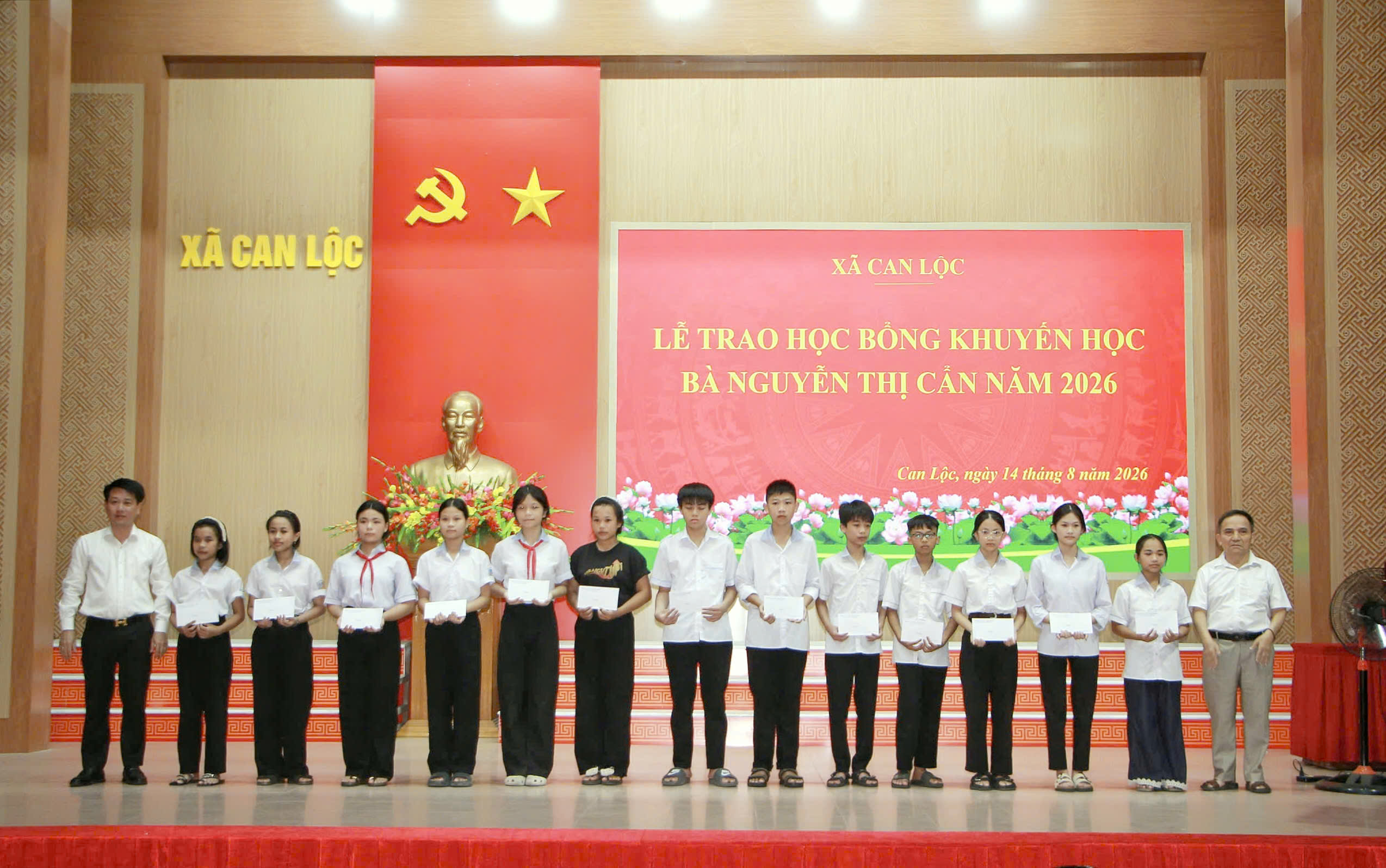 Trao 45 suất học bổng cho học sinh nghèo vượt khó học giỏi trên địa bàn xã Can Lộc