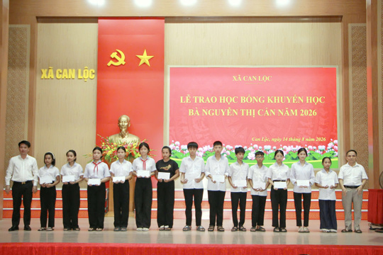 Trao 45 suất học bổng cho học sinh nghèo vượt khó học giỏi trên địa bàn xã Can Lộc
