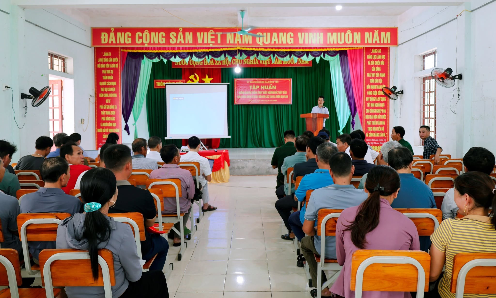 Đồng Tiến hướng dẫn ngư dân sử dụng hệ thống truy xuất nguồn gốc thủy sản điện tử