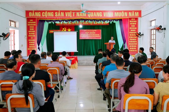 Đồng Tiến hướng dẫn ngư dân sử dụng hệ thống truy xuất nguồn gốc thủy sản điện tử