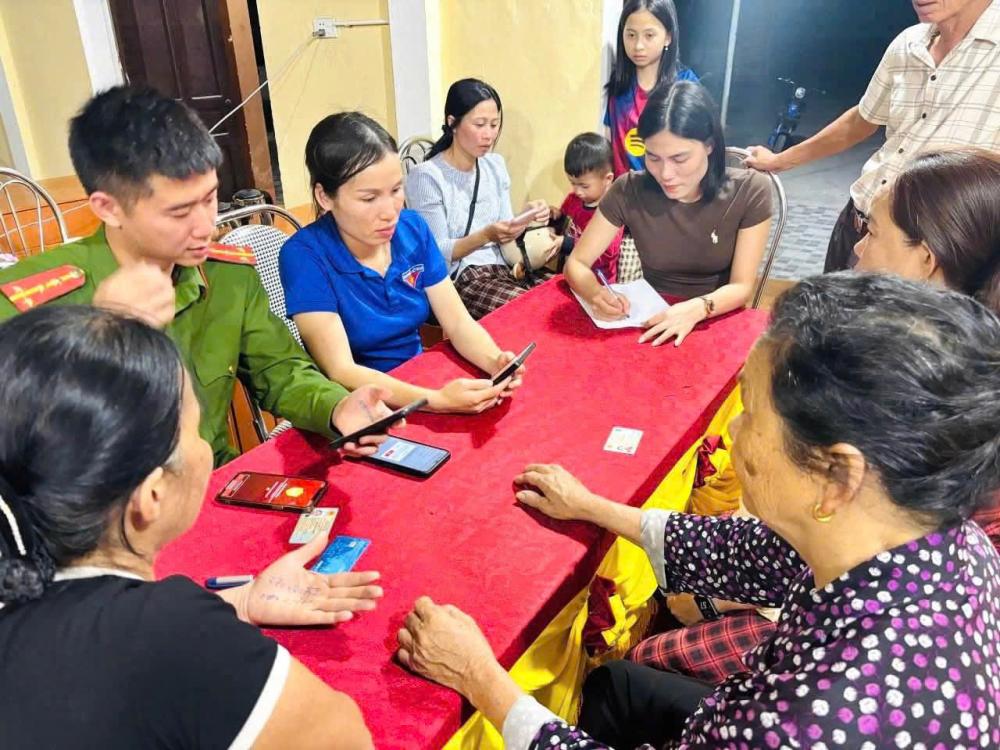 Công an xã Kỳ Hoa đồng hành cùng người dân trong “Mùa hè số cùng VNeID”