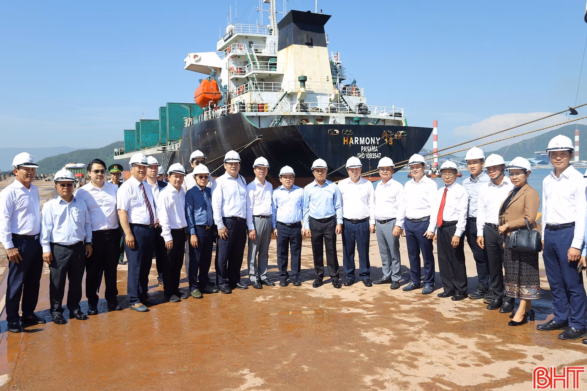 Ông Leklay Sivilay - Bộ trưởng Bộ Công chính và Vận tải Lào cùng đoàn công tác khảo sát bến cảng số 3 do Công ty CP Cảng quốc tế Lào - Việt quản lý, vận hành.