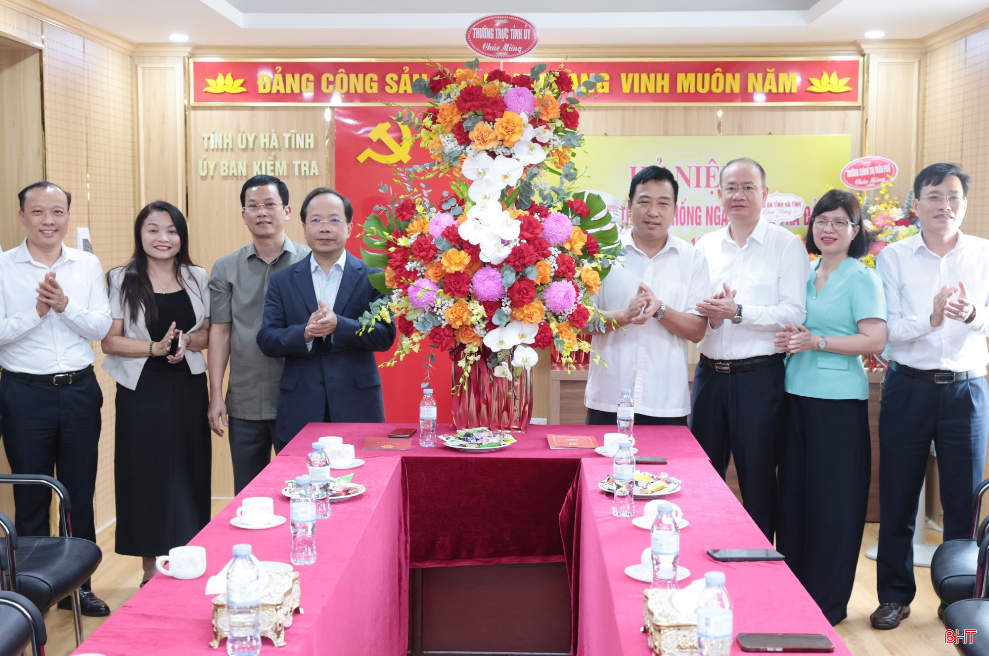 Đồng chí Nguyễn Duy Lâm - Ủy viên Trung ương Đảng, Bí thư Tỉnh ủy, Trưởng đoàn ĐBQH tỉnh cùng đoàn công tác tặng hoa, chúc mừng Ủy ban Kiểm tra Tỉnh ủy. bqbht_br_ubkt.jpg
