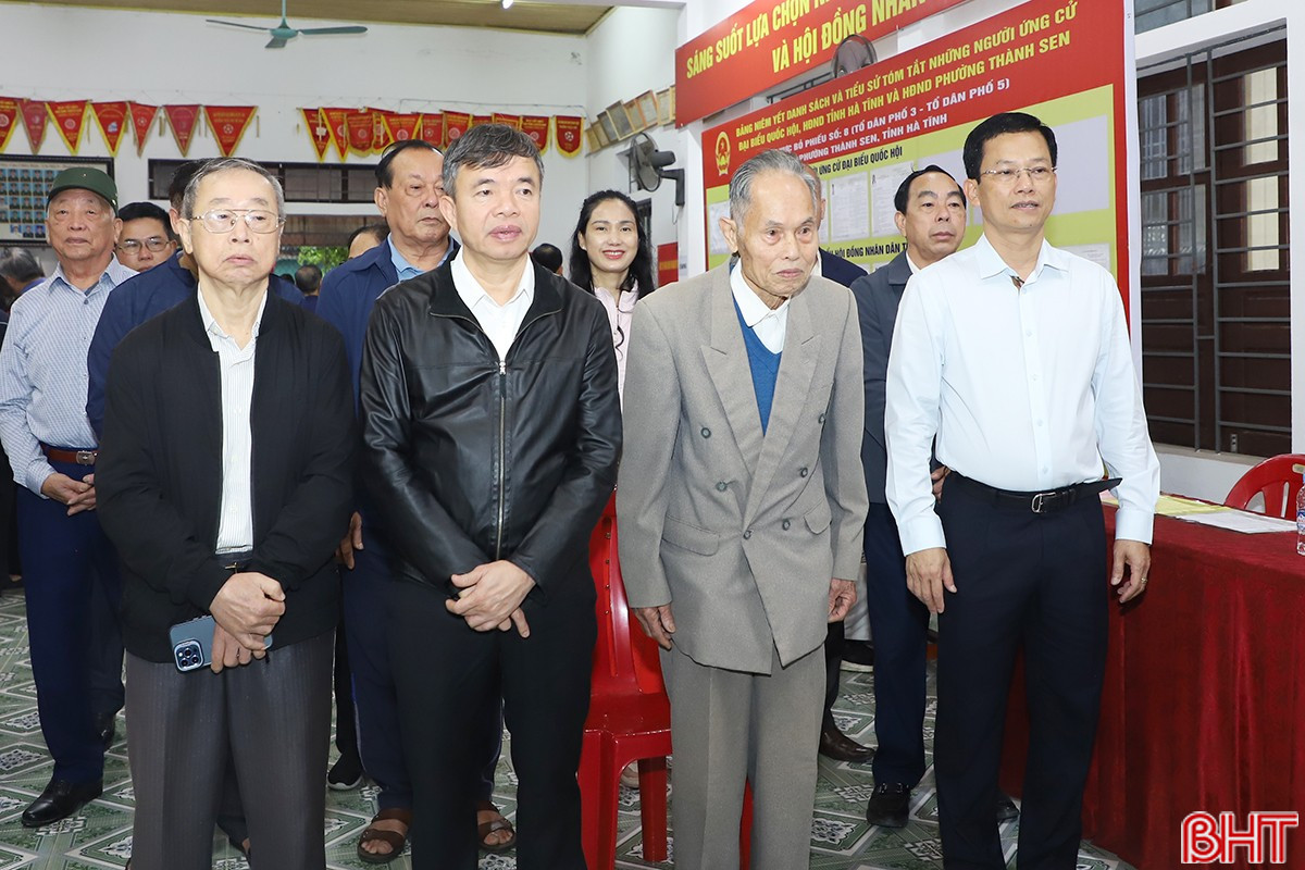 Các cử tri cử hành nghi thức khai mạc.