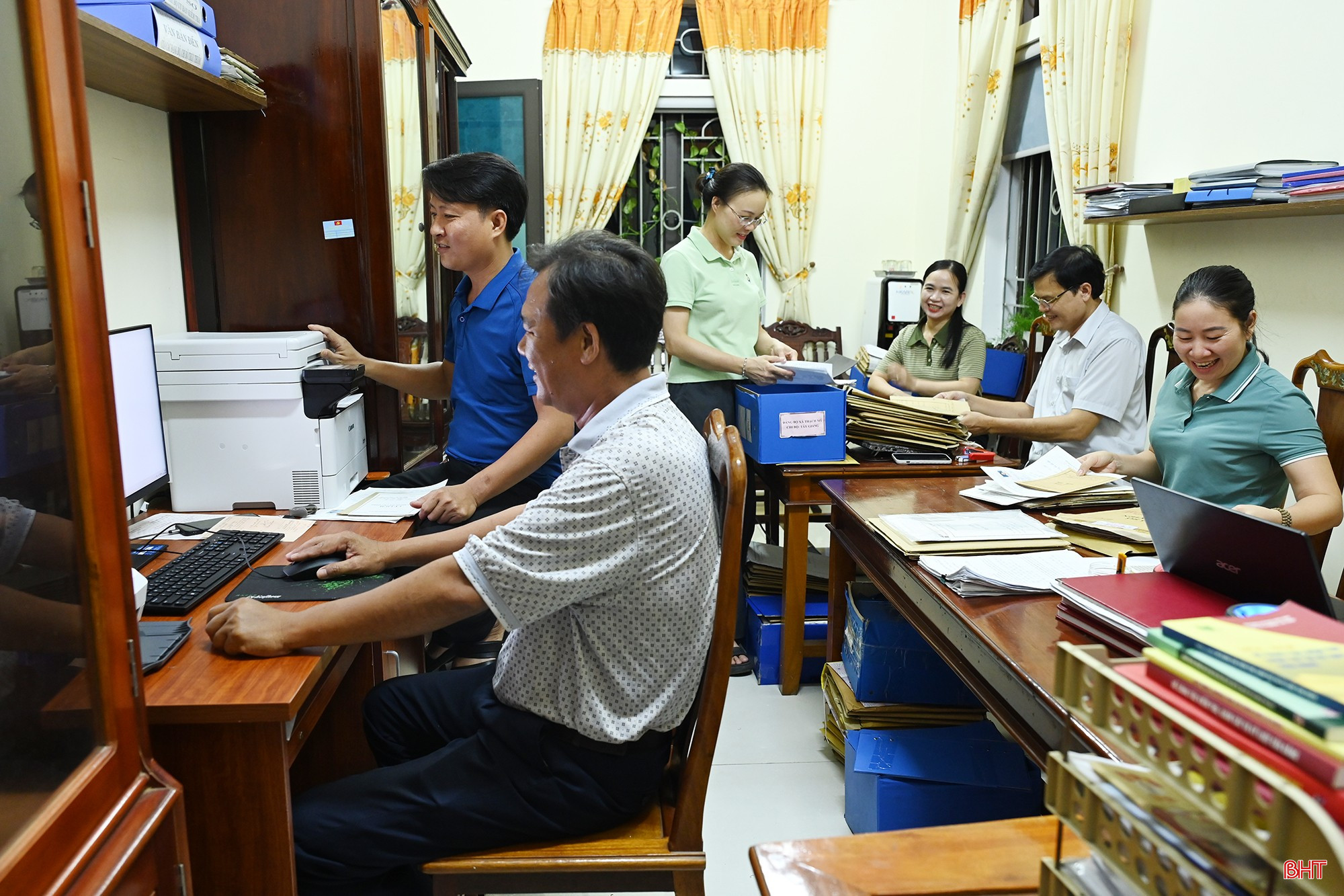 Không khí làm việc khẩn trương vào buổi tối tại xã Mai Phụ. bqbht_br_4.jpg