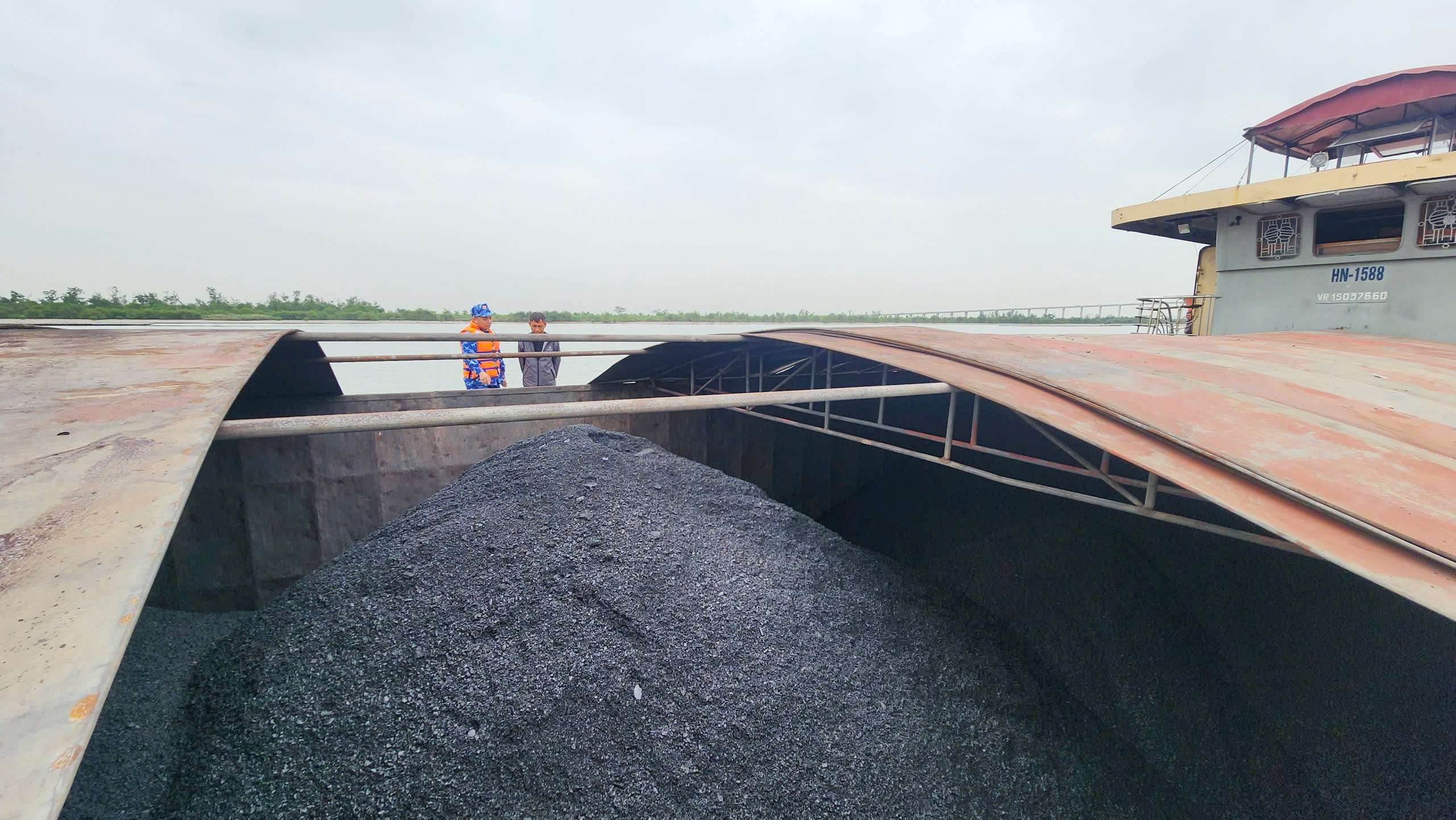 Cảnh sát biển tạm giữ tàu vận chuyển 700 tấn bã xít không rõ nguồn gốc trên vùng biển Bắc Bộ