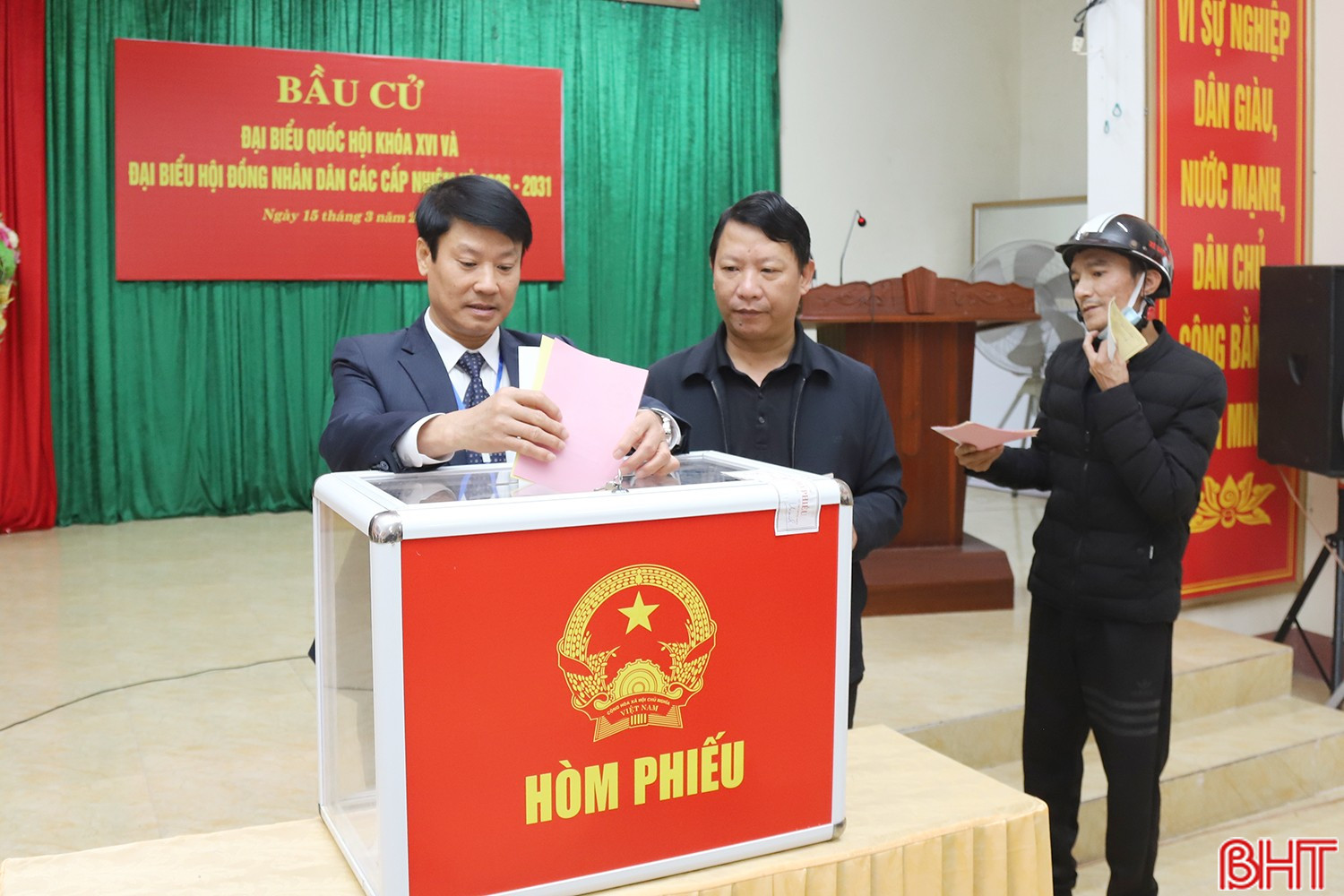 Bí thư Đảng ủy, Chủ tịch HĐND phường Thành Sen Trần Quang Tuấn và Phó Trưởng ban Thường trực Ban Tổ chức Tỉnh ủy Nguyễn Như Dũng tiến hành bỏ phiếu.