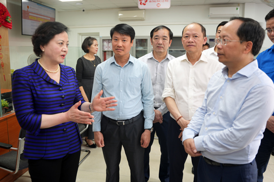 Phó Thủ tướng Chính phủ Phạm Thị Thanh Trà kiểm tra vận hành Trung tâm Phục vụ Hành chính công phường Thành Sen