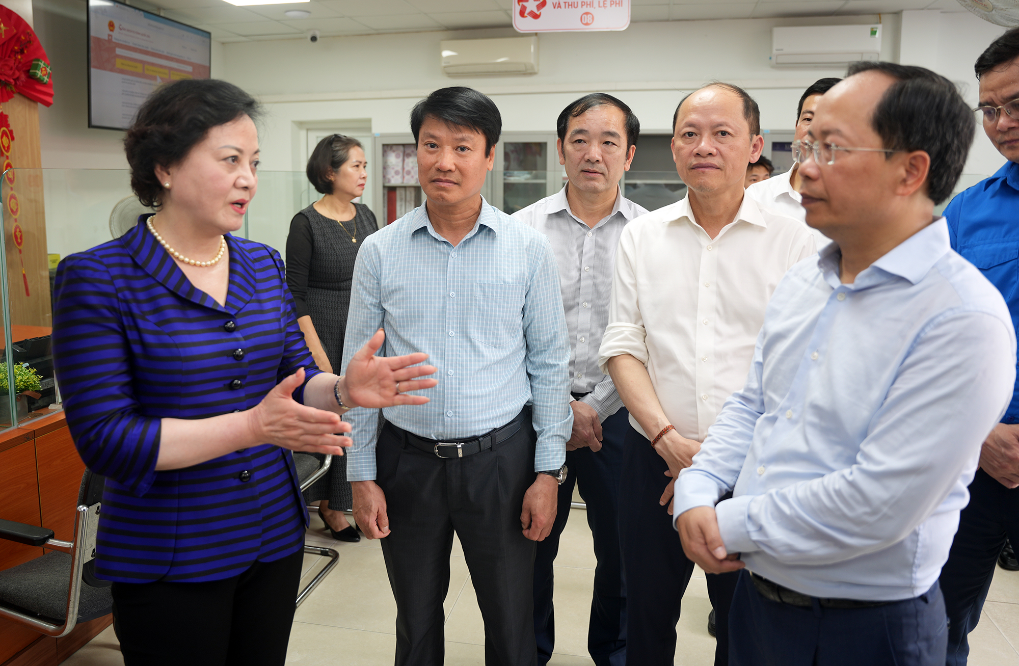 Phó Thủ tướng Chính phủ Phạm Thị Thanh Trà kiểm tra vận hành Trung tâm Phục vụ Hành chính công phường Thành Sen