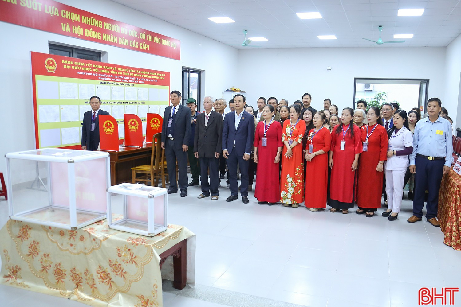 Lễ khai mạc diễn ra nghiêm trang, ngắn gọn với sự tham dự của đông đảo cử tri.