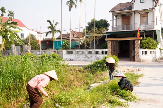 Xã Hương Sơn sôi nổi ra quân xây dựng nông thôn mới
