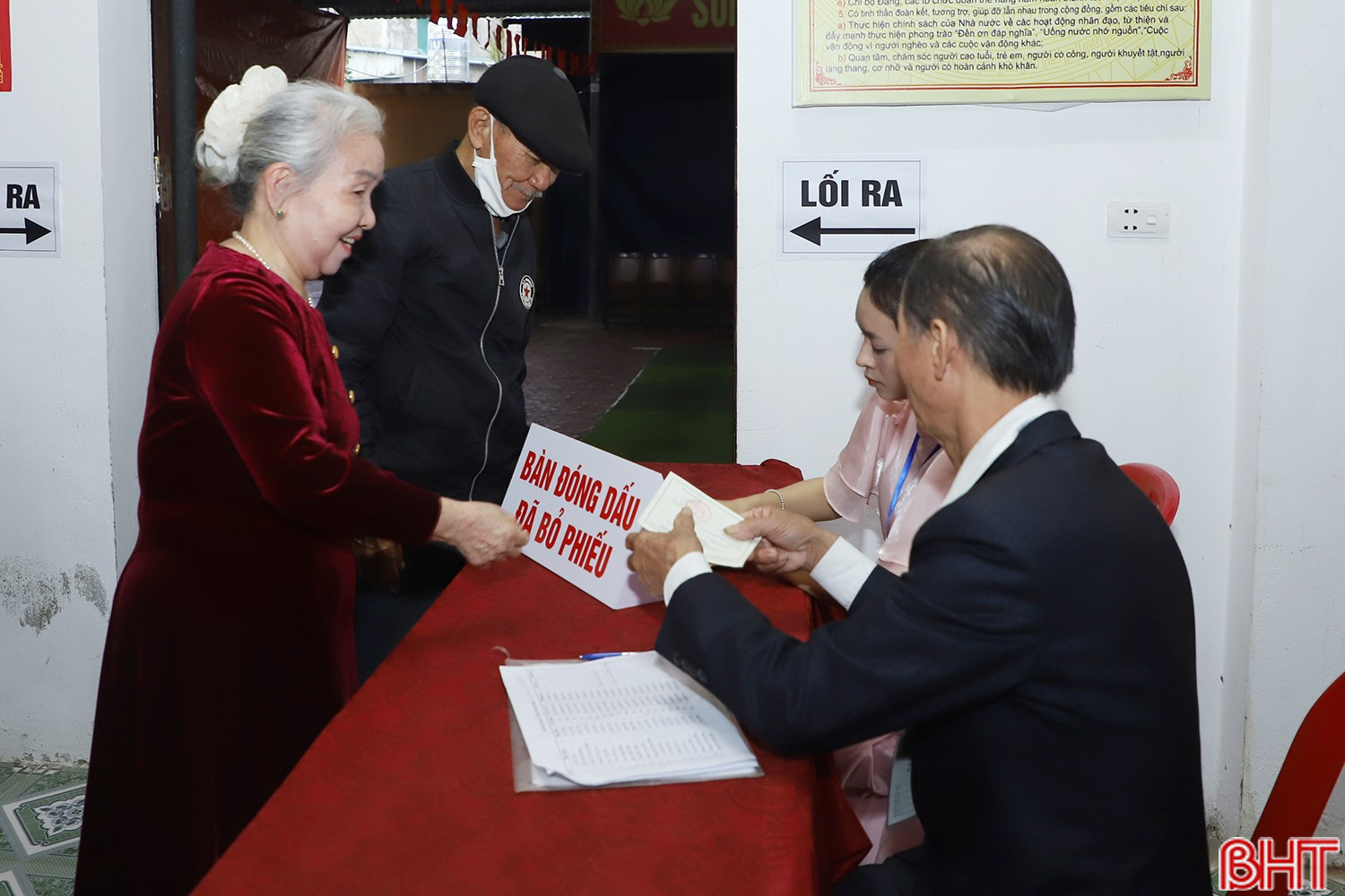 Cử tri Ngô Thị Chinh (78 tuổi, tổ dân phố 5, phường Thành Sen) chia sẻ: “Thực hiện quyền công dân của mình, tôi rất phấn khởi khi được tham gia bỏ phiếu. Tôi đã nghiên cứu kỹ thông tin của từng ứng cử viên để lựa chọn cho đúng, bầu được những người thật sự có đủ tài, đủ đức, có tâm và tầm, đại diện xứng đáng cho Nhân dân”.