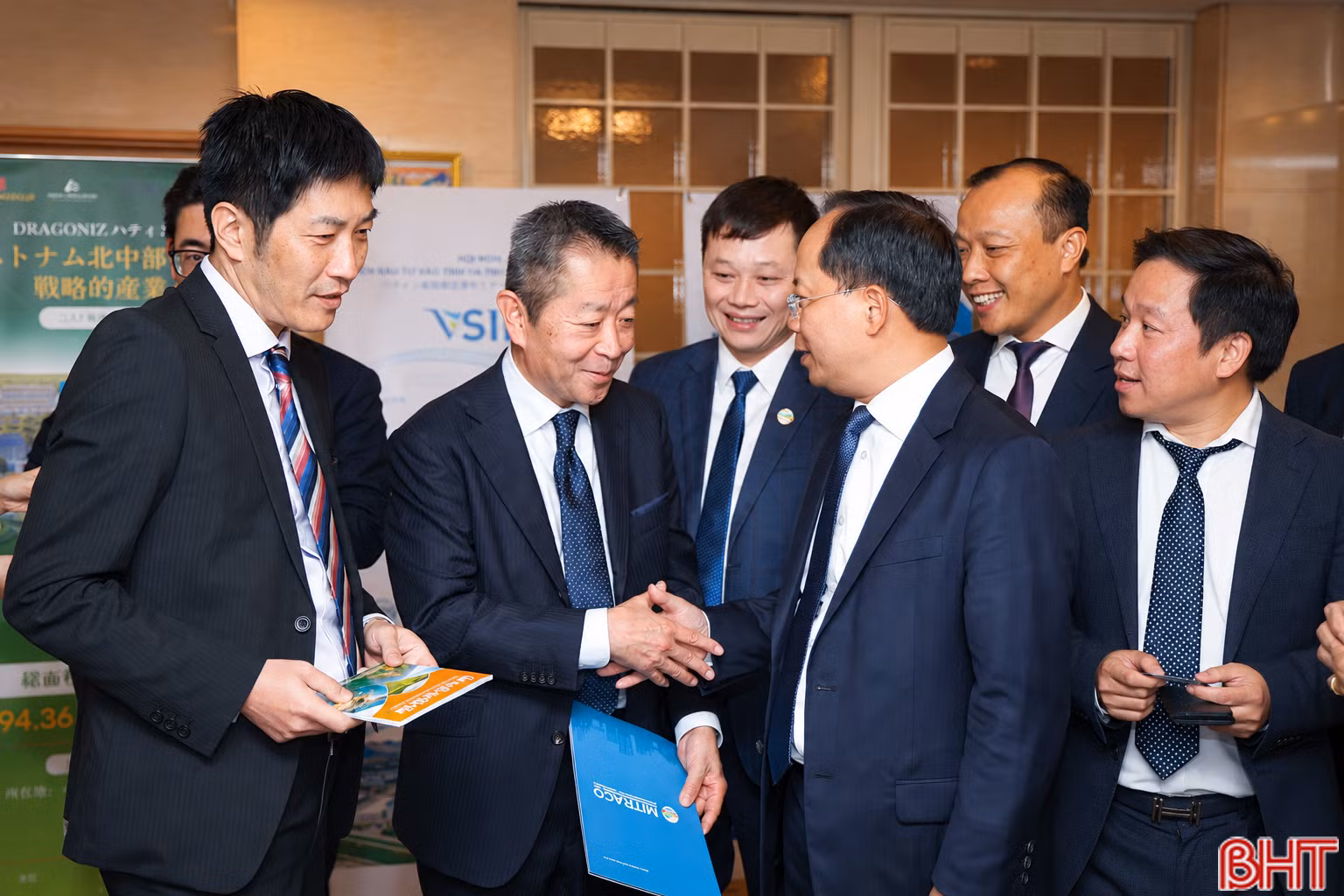 Bí thư Tỉnh ủy Nguyễn Duy Lâm và lãnh đạo các ngành, doanh nghiệp Hà Tĩnh trao đổi với nhà đầu tư Nhật Bản.