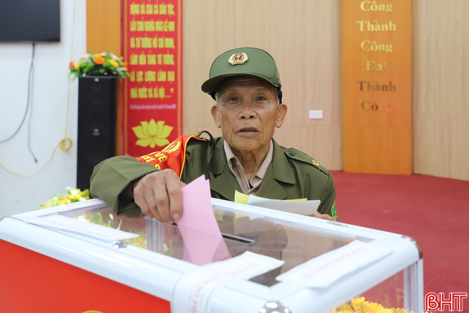 Không khí bầu cử tại khu vực bỏ phiếu số 32 diễn ra phấn khởi, dân chủ và trách nhiệm. Nhiều cử tri bày tỏ niềm tin vào thành công của cuộc bầu cử cũng như kỳ vọng các đại biểu trúng cử sẽ đại diện cho ý chí, nguyện vọng của Nhân dân, đóng góp tích cực vào sự phát triển của địa phương và đất nước.