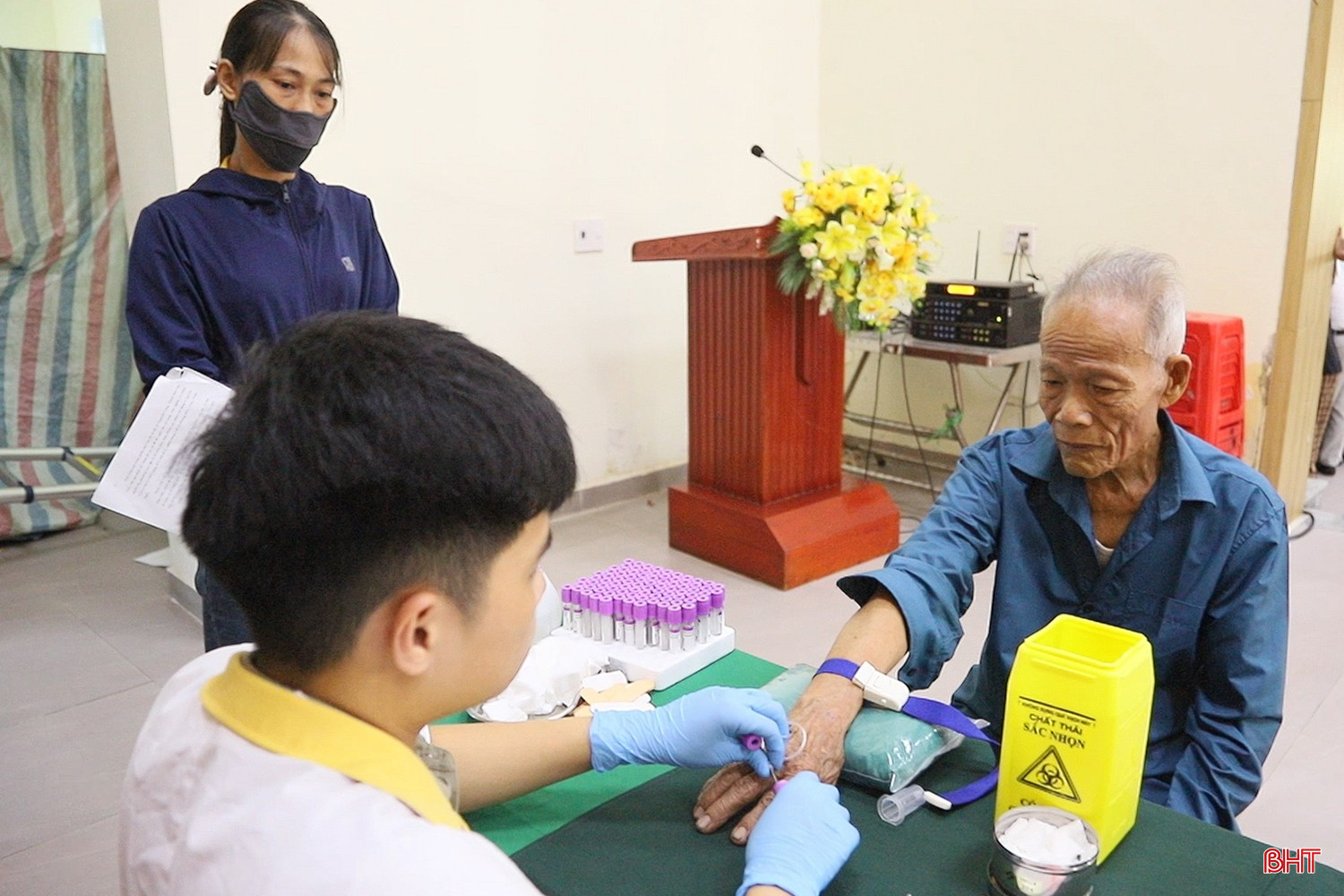 Ông Nguyễn Công Minh là một trong 25 thân nhân liệt sĩ tại phường Hà Huy Tập đăng ký thu nhận mẫu đợt 2. bqbht_br_1.jpg