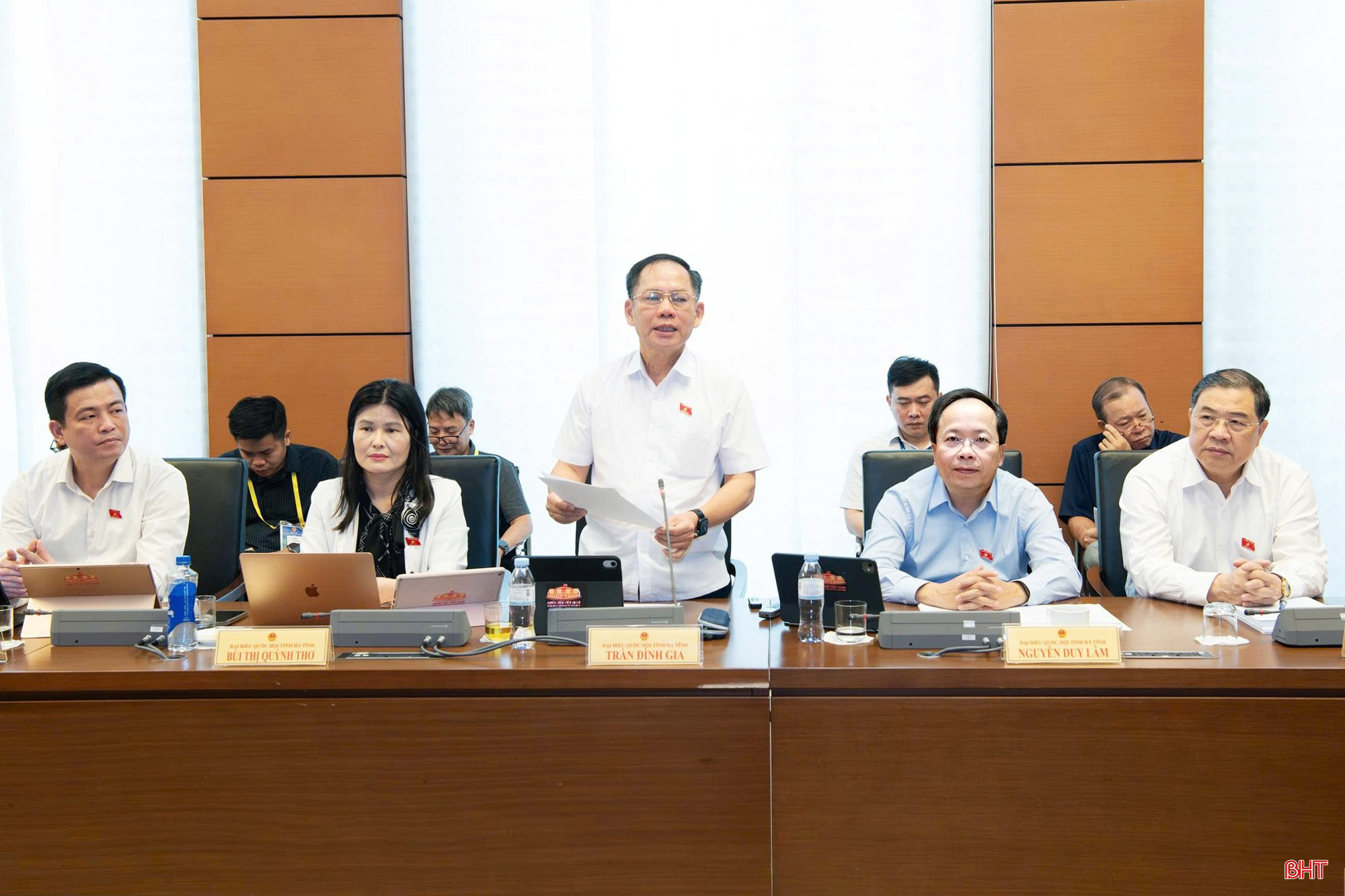 Đại biểu Trần Đình Gia - Phó Trưởng đoàn chuyên trách Đoàn ĐBQH tỉnh Hà Tĩnh phát biểu ý kiến. Đại biểu Trần Đình Gia - Phó Trưởng đoàn chuyên trách Đoàn ĐBQH tỉnh Hà Tĩnh phát biểu ý kiến.