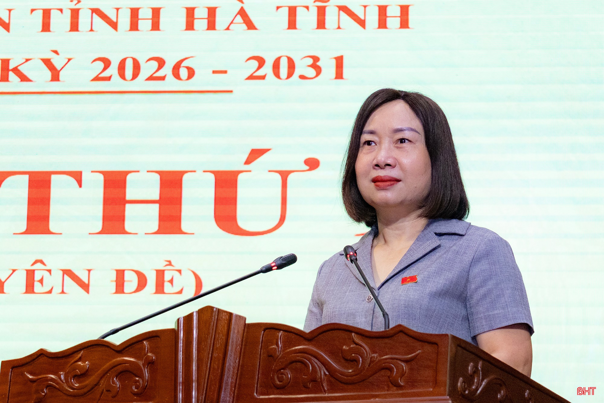 Đồng chí Nguyễn Thị Thuý Nga - Trưởng ban Kinh tế - Ngân sách, HĐND tỉnh trình bày báo cáo thẩm tra. bqbht_br_aimg-1851-copy.jpg