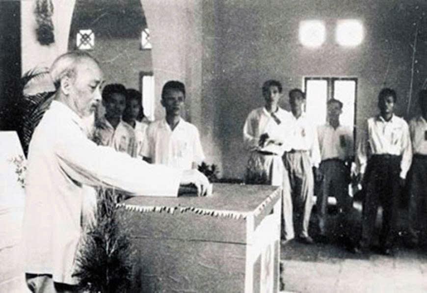 Quyền thiêng liêng không thể thay thế