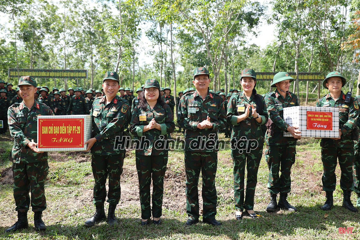 Các đồng chí lãnh đạo tỉnh tặng quà các lực lượng tham gia diễn tập. bqbht_br_a623a0222.jpg