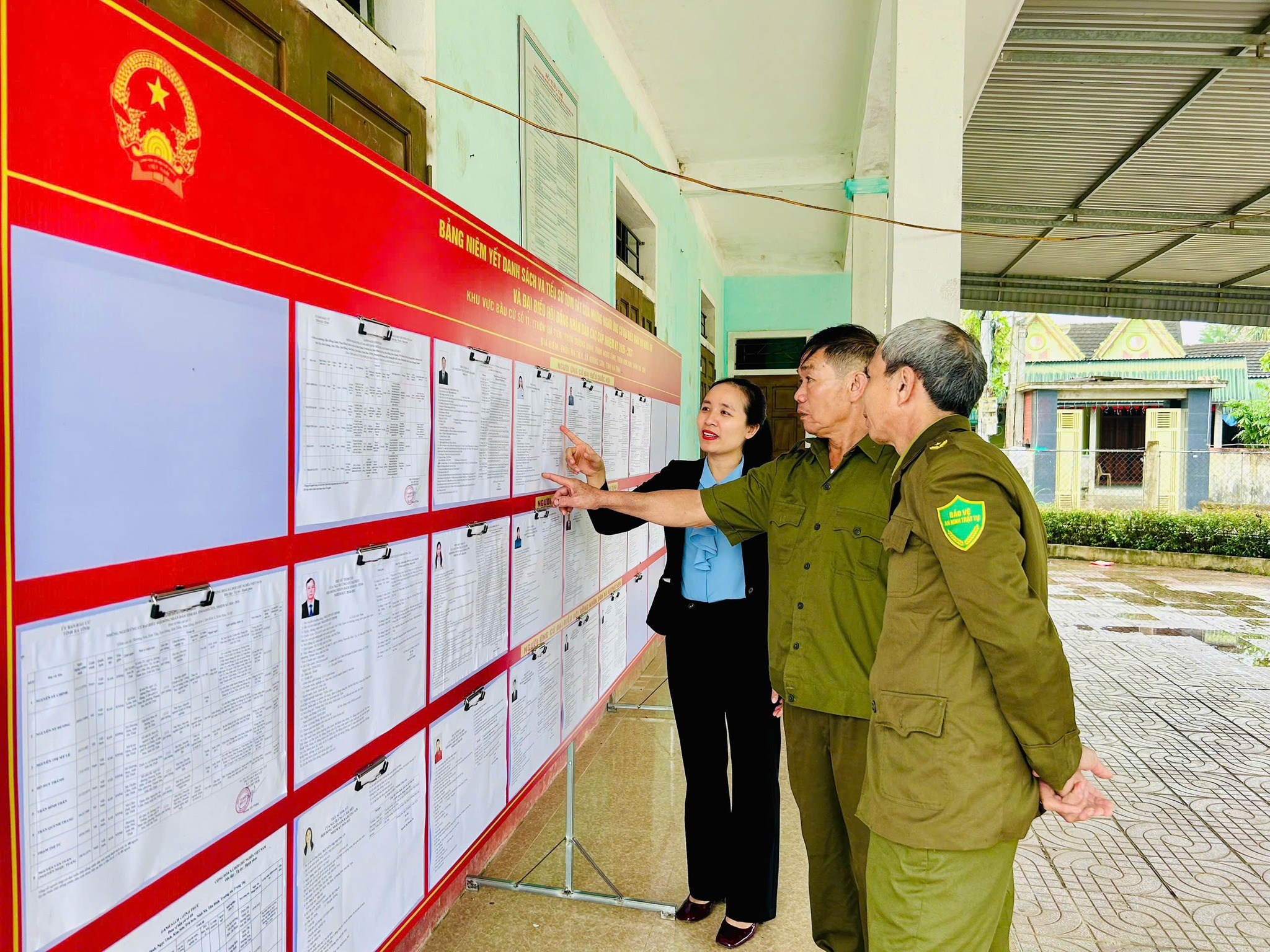 Xã Hương Sơn hoàn tất niêm yết danh sách người ứng cử, bảo đảm công khai, đúng luật