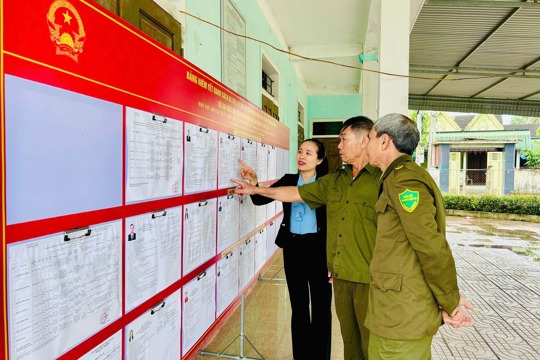 Xã Hương Sơn hoàn tất niêm yết danh sách người ứng cử, bảo đảm công khai, đúng luật