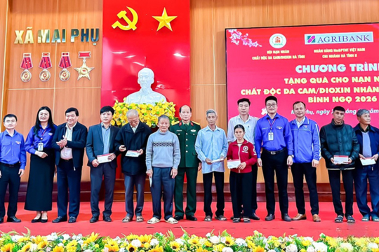 Tặng quà Tết cho các nạn nhân chất độc da cam