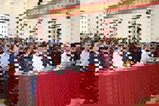 Cử tri Vũ Quang tiếp xúc các ứng cử viên đại biểu HĐND tỉnh khóa XIX 