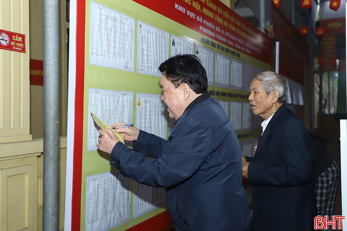 Cử tri nghiên cứu kỹ tiểu sử ứng cử viên nhằm lựa chọn những đại biểu tiêu biểu, đại diện cho ý chí và nguyện vọng của Nhân dân.