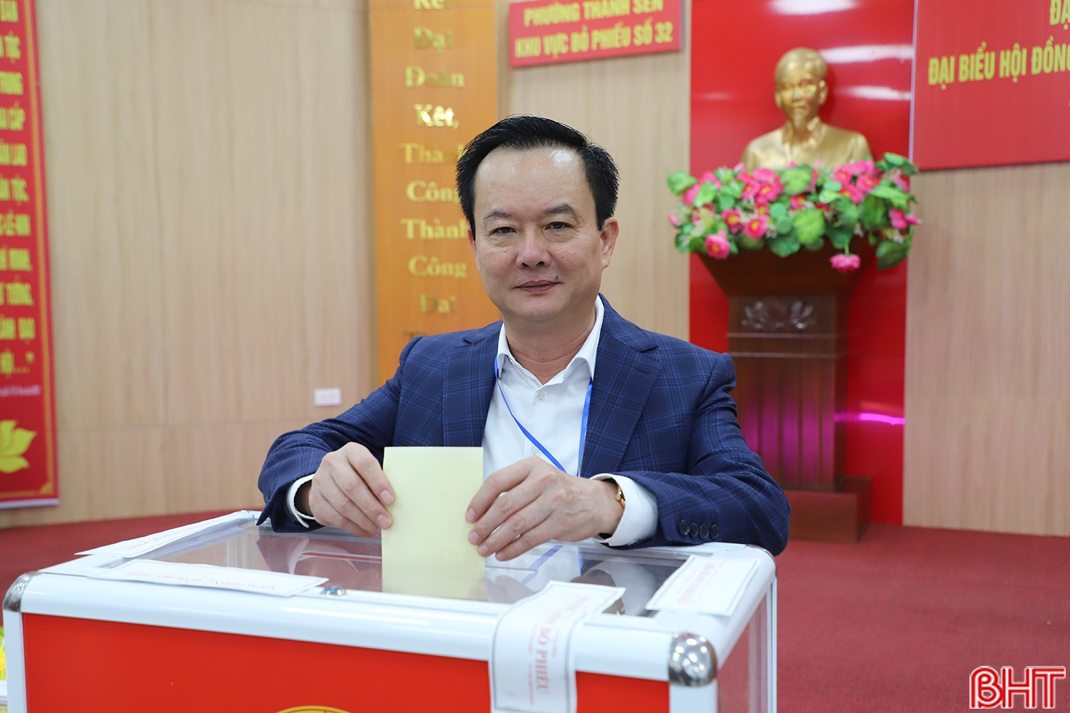 Phó Chủ tịch Thường trực UBND tỉnh Trần Báu Hà vinh dự là cử tri thực hiện bỏ lá phiếu đầu tiên tại khu vực bầu cử số 32, phường Thành Sen.