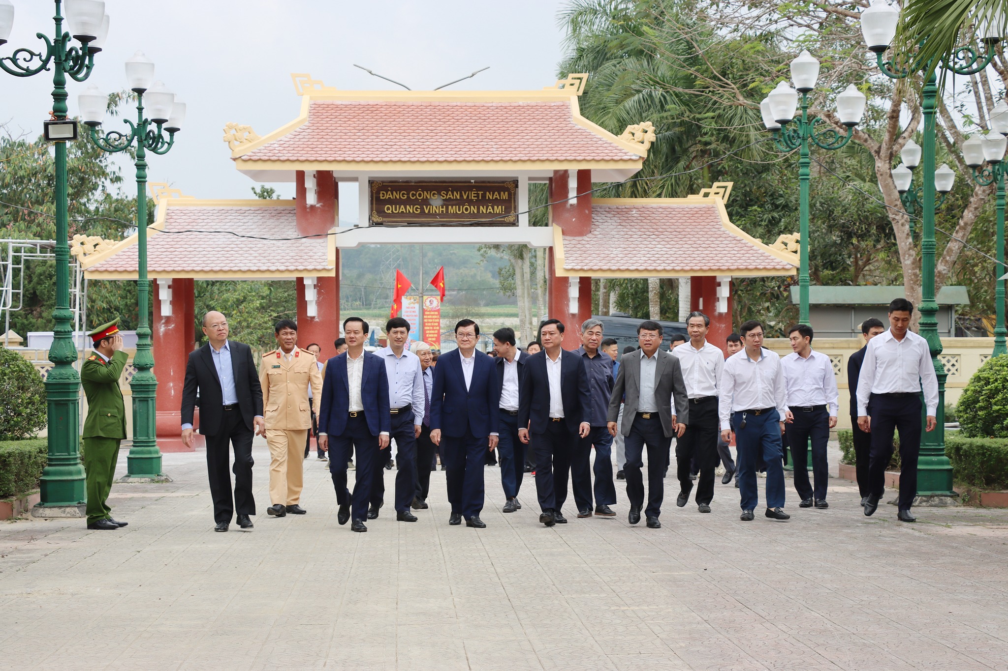 Nguyên Chủ tịch nước Trương Tấn Sang dâng hương tại Khu mộ Tổng Bí thư Trần Phú và tặng quà Tết tại xã Đức Thọ