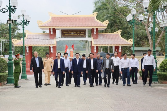 Nguyên Chủ tịch nước Trương Tấn Sang dâng hương tại Khu mộ Tổng Bí thư Trần Phú và tặng quà Tết tại xã Đức Thọ