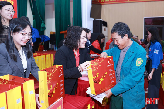 Vingroup trao gần 7.000 suất quà tết cho các hộ khó khăn ở Hà Tĩnh 