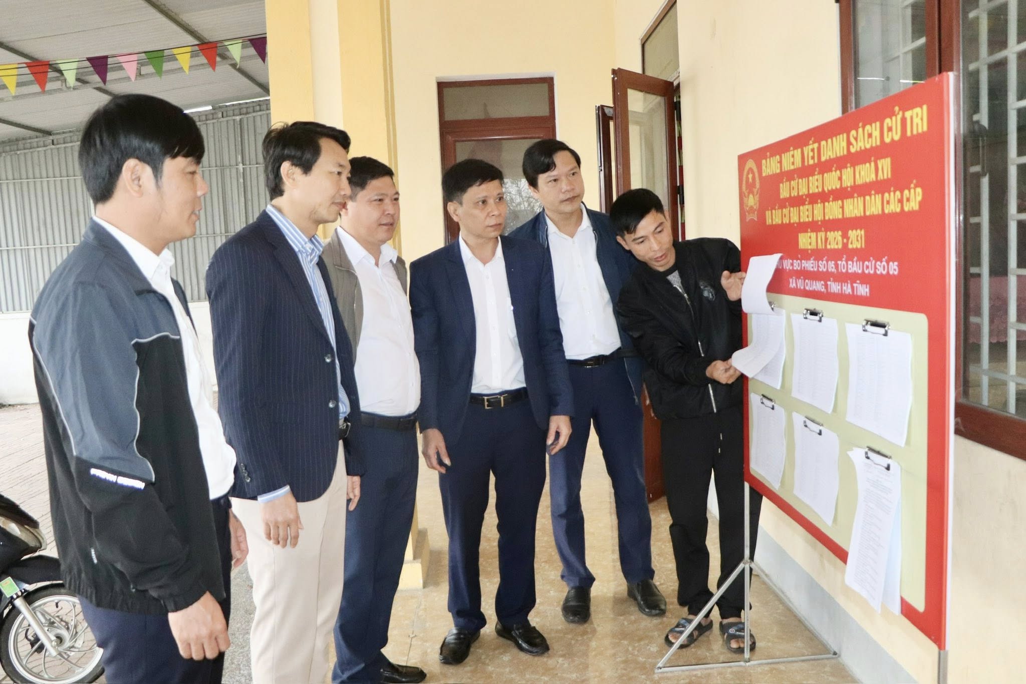 Xã Vũ Quang kiểm tra công tác chuẩn bị tại 31 khu vực bỏ phiếu