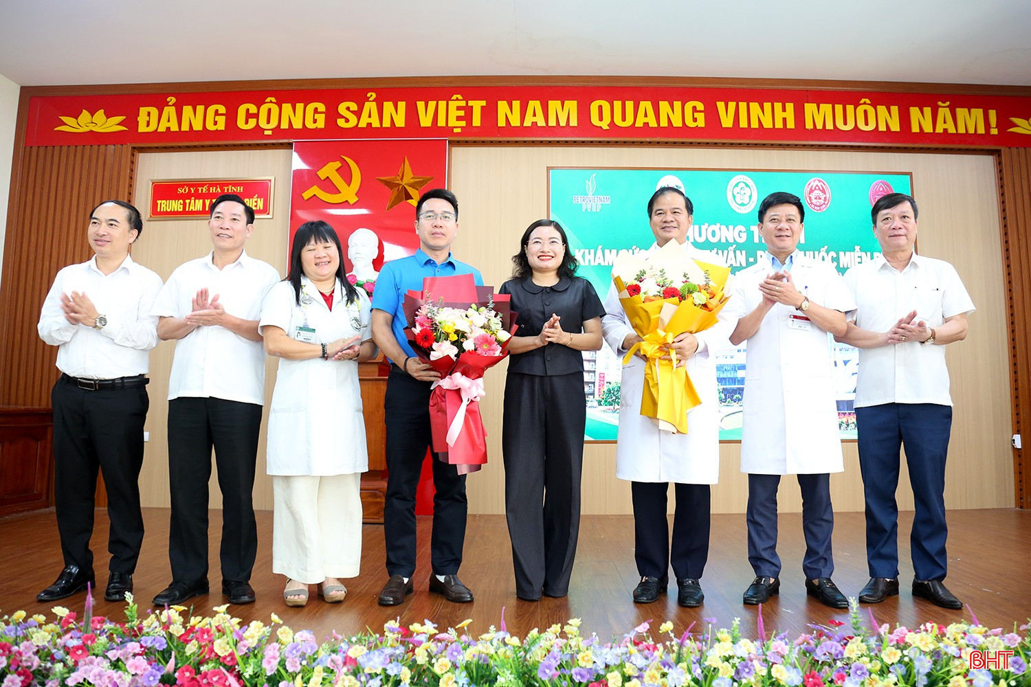 Lãnh đạo tỉnh tặng hoa cho các y, bác sĩ Bệnh viện Bạch Mai. bqbht_br_6.jpg
