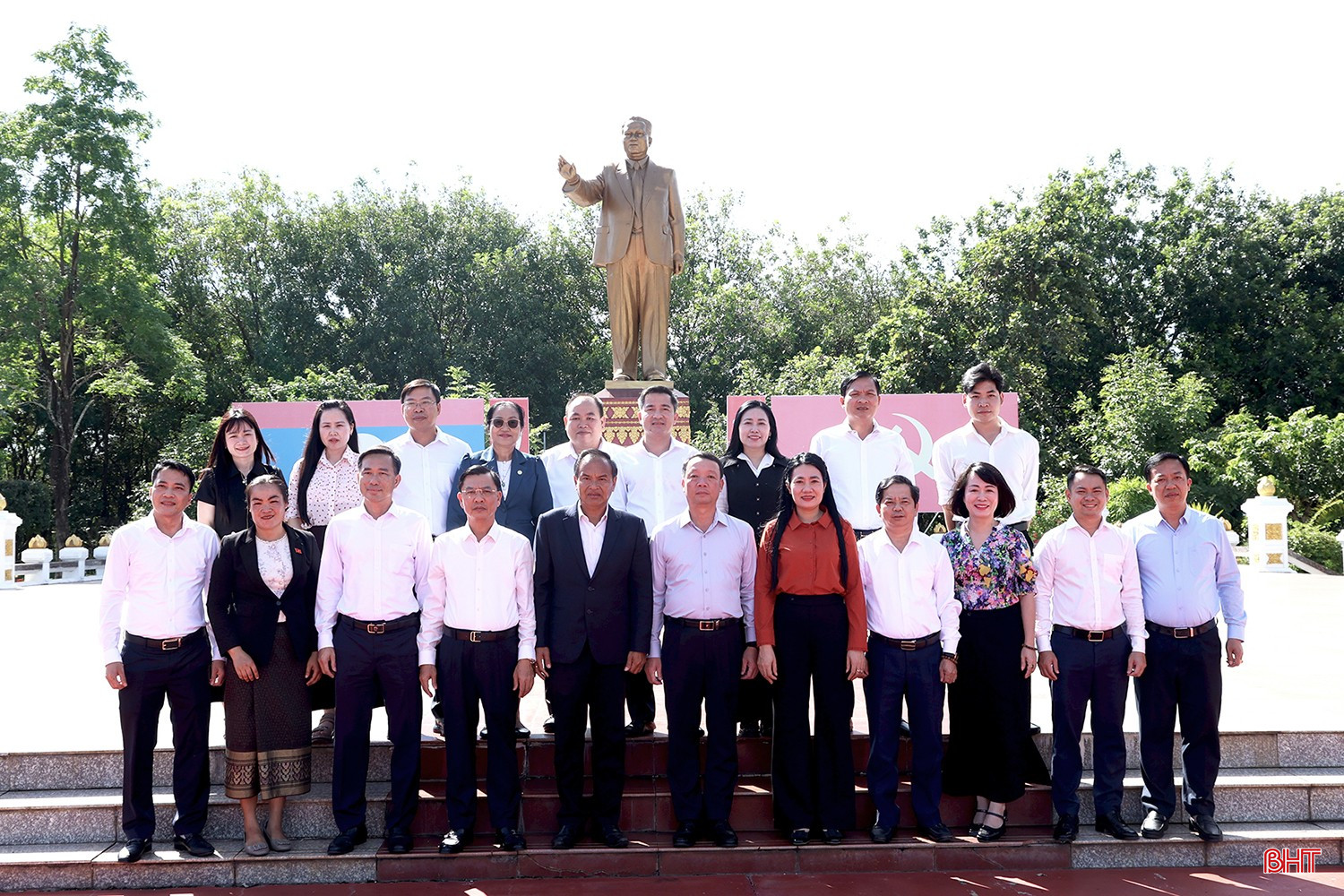 Đoàn công tác chụp ảnh lưu niệm tại Khu lưu niệm Chủ tịch Cay Xỏn Phôm Vi Hản. bqbht_br_1z0a4149-1.jpg