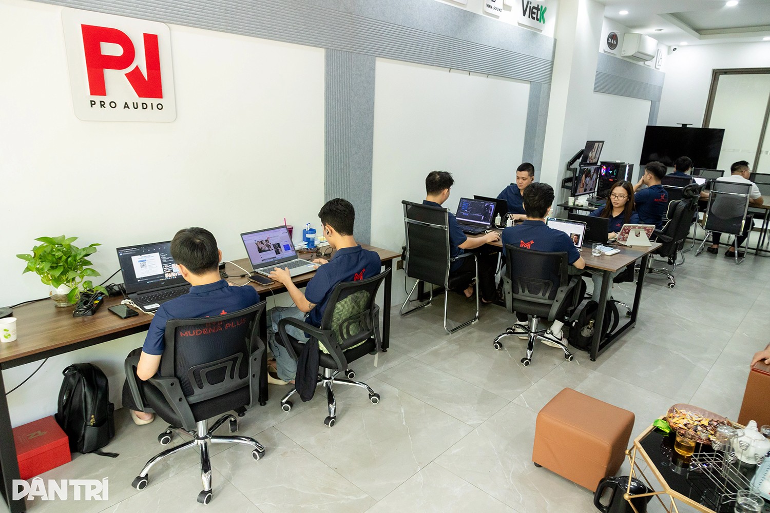 Bên trong xưởng phim AI tại Hà Nội, 11 nhân sự có thể sản xuất khoảng 100 tập phim mỗi ngày (Ảnh: Báo Dân Trí). dan-tri-ai.jpg
