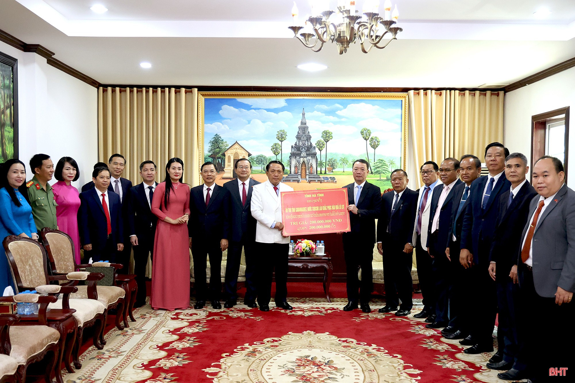 Lãnh đạo tỉnh Hà Tĩnh trao 200 triệu đồng hỗ trợ tỉnh Savannakhet khắc phục hậu quả thiên tai. bqbht_br_1z0a3770.jpg