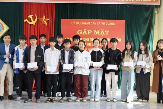 Vũ Quang động viên đội tuyển học sinh giỏi lớp 9 trước kỳ thi cấp tỉnh