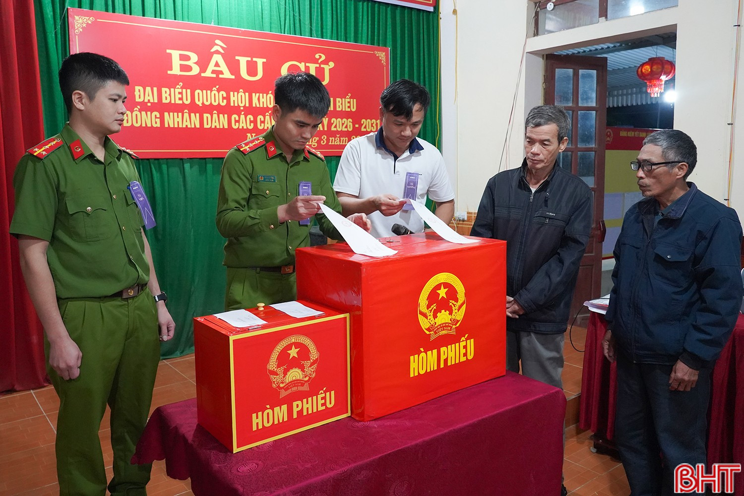 Công tác kiểm phiếu diễn ra dưới sự chứng kiến của các lực lượng liên quan. Dự kiến, công tác kiểm phiếu tại xã Sơn Kim 1 sẽ hoàn thành trước 21 giờ tối nay.