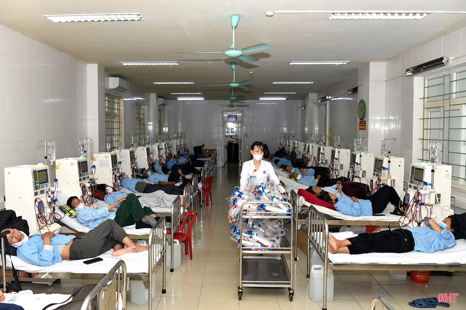 Phục vụ bệnh nhân chạy thận xuyên Tết