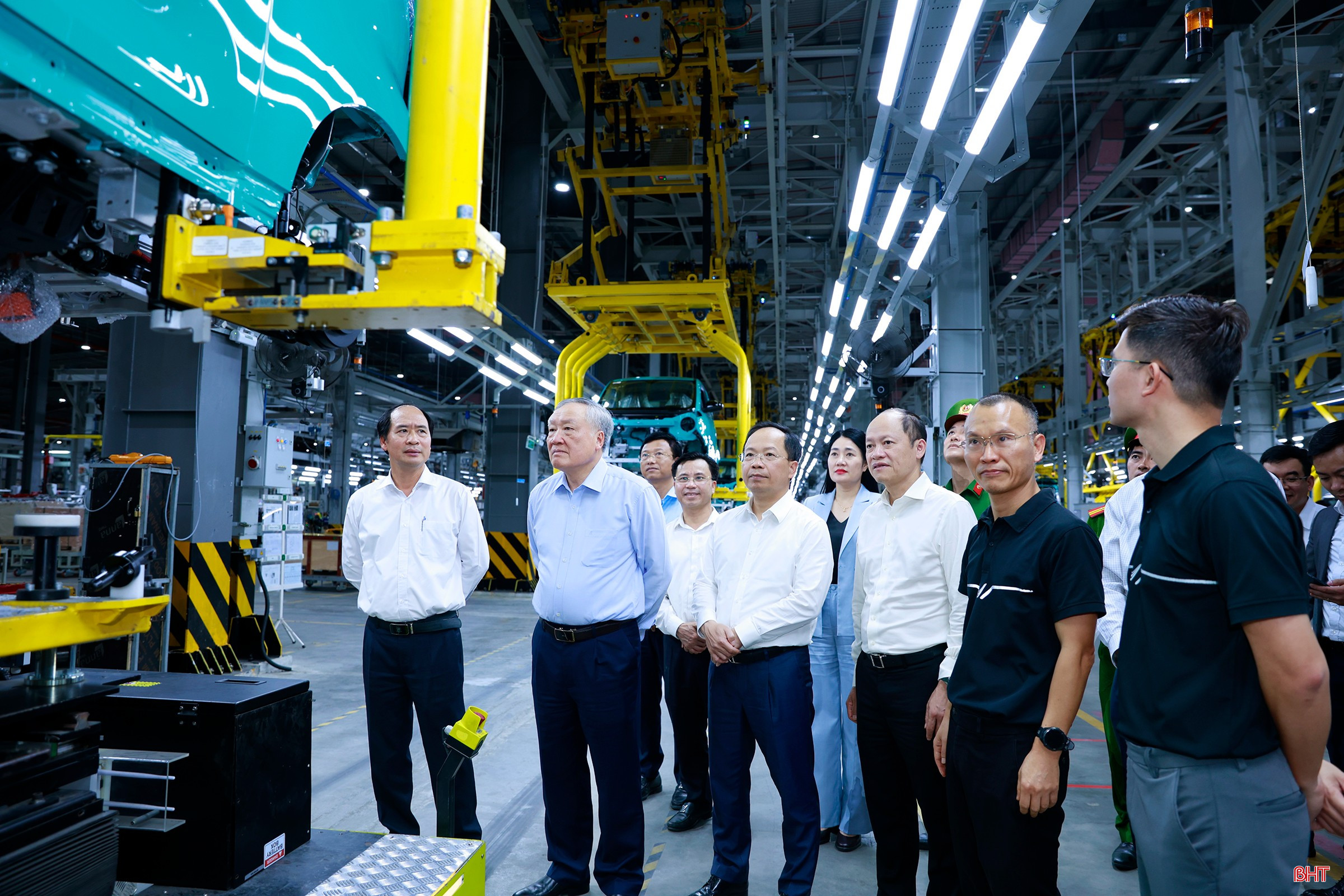 Phó Thủ tướng Thường trực Nguyễn Hòa Bình thăm các nhà máy sản xuất pin, ôtô điện tại KKT Vũng Áng