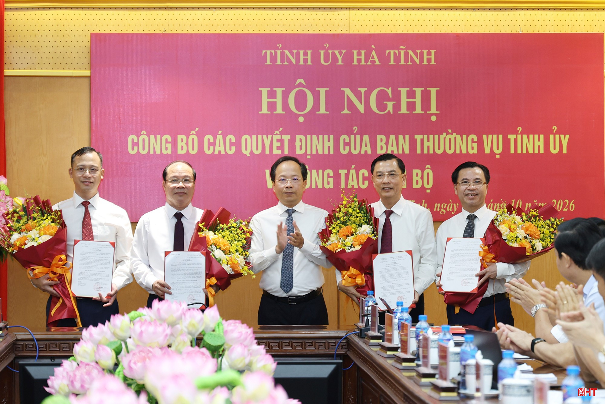 Đồng chí Nguyễn Duy Lâm - Ủy viên Trung ương Đảng, Bí thư Tỉnh ủy, Trưởng đoàn ĐBQH tỉnh trao quyết định và tặng hoa chúc mừng các đồng chí được điều động, luân chuyển, bổ nhiệm. bqbht_br_anh-4-2kk.jpg