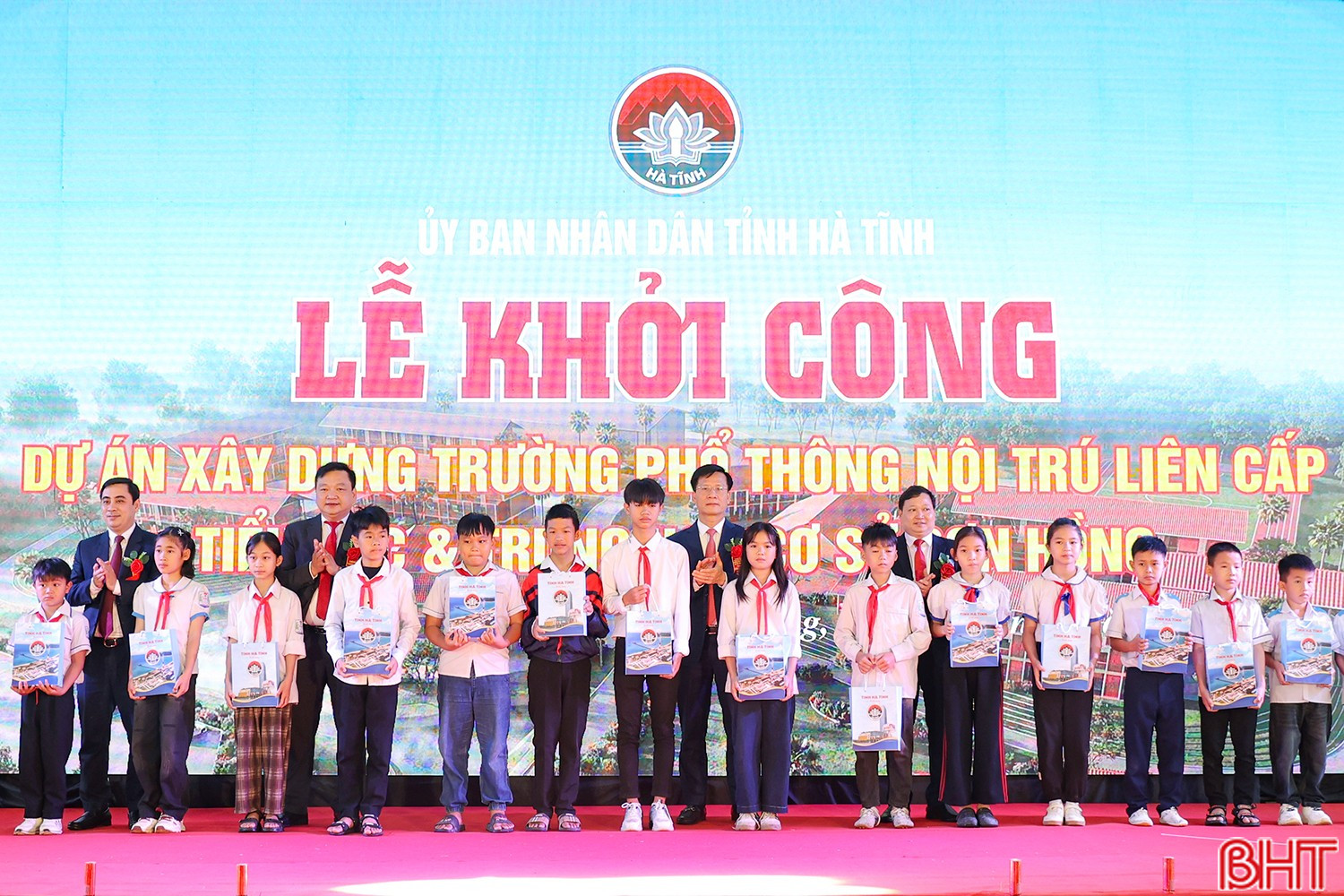 bqbht_br_cac-dong-chi-lanh-dao-tinh-trao-cac-phan-qua-tang-cac-em-hoc-sinh-hoan-canh-kho-khan-tren-dia-ban.jpg