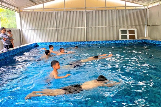 Xã Hương Đô mở lớp dạy bơi, phòng chống đuối nước cho học sinh