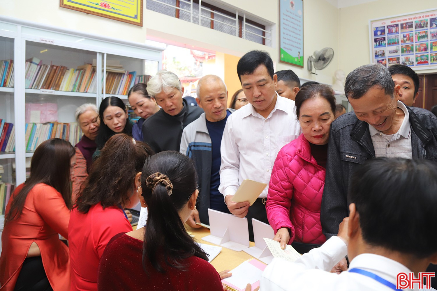 Chủ nhiệm UBKT Tỉnh ủy Trần Tú Anh cũng đã có mặt từ sớm để nhận phiếu...