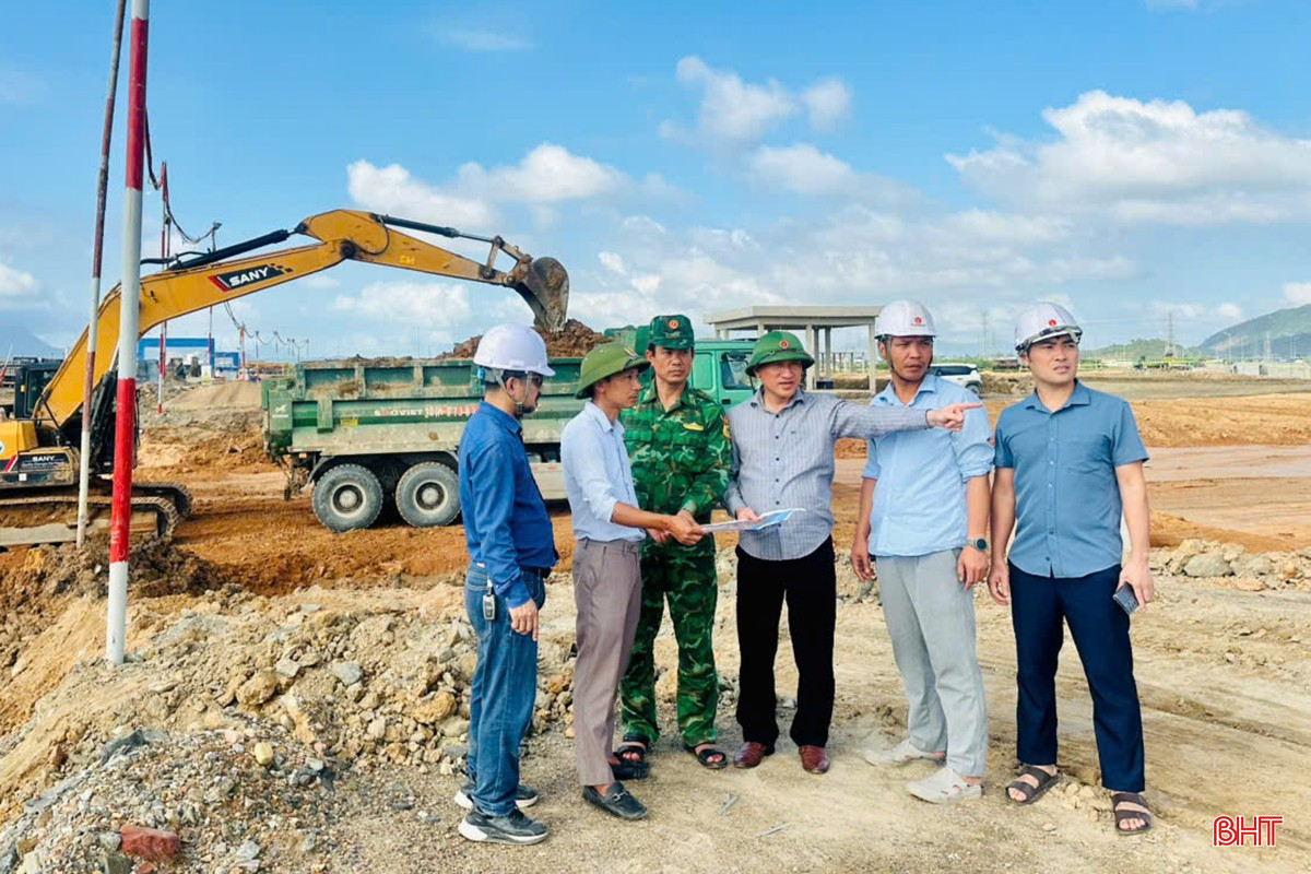 Thường trực Đảng ủy phường Vũng Áng tham gia chỉ đạo công tác bảo vệ thi công. bqbht_br_z8398396527158-341135363c818280ed7f4d7697780609.jpg